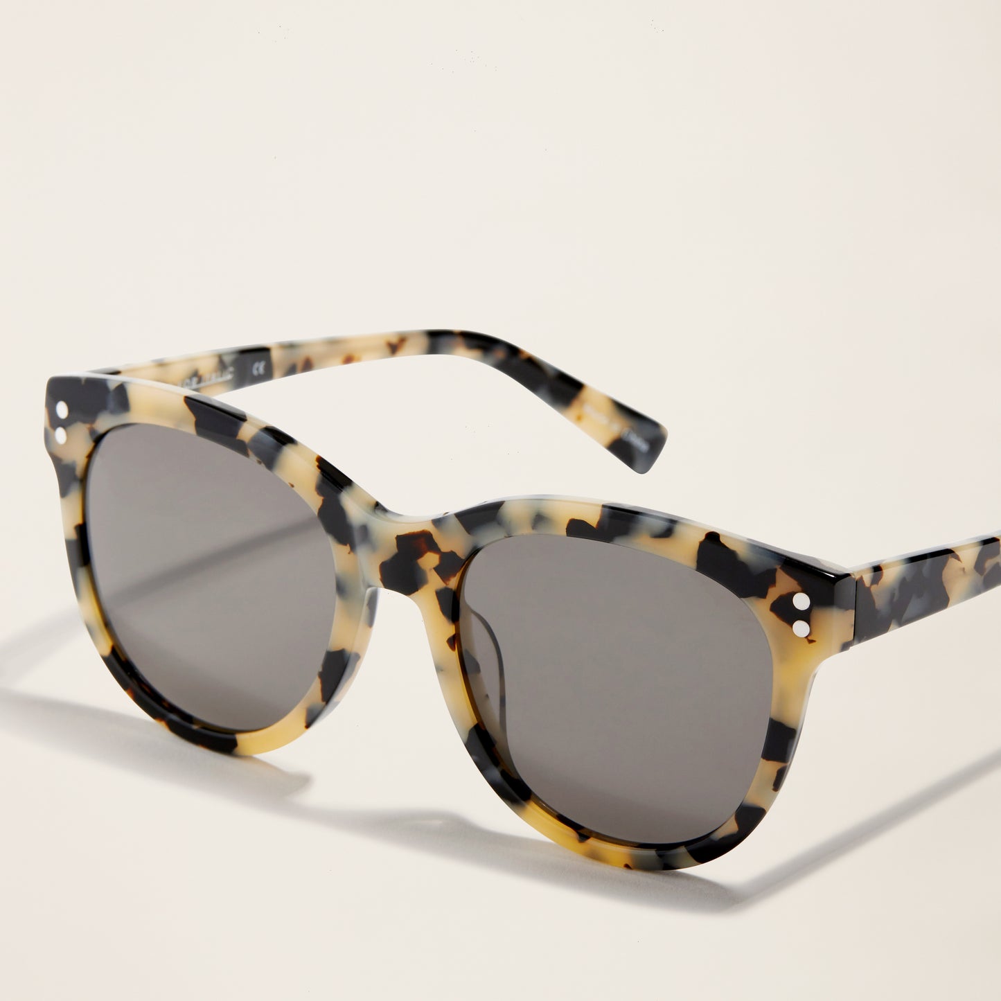 WilshireOversizedRoundSunglasses_HighContrastTortoise_Womens_StillLife_1x1_0426.jpg