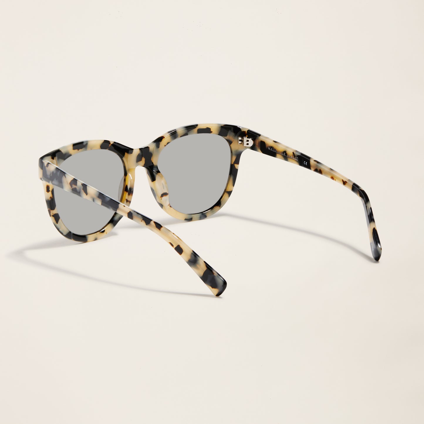WilshireOversizedRoundSunglasses_HighContrastTortoise_Womens_StillLife_1x1_0353.jpg