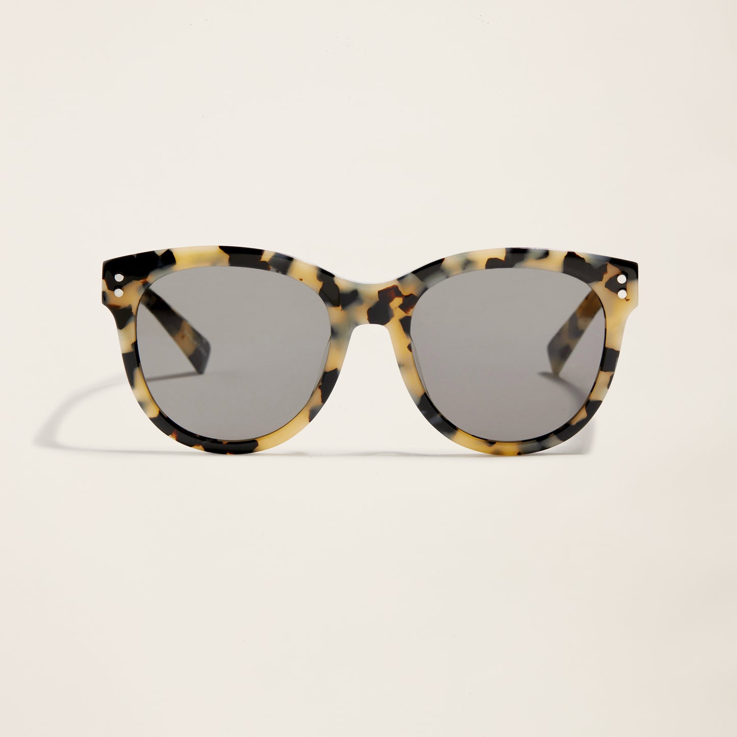 WilshireOversizedRoundSunglasses_HighContrastTortoise_Womens_StillLife_1x1_0335.jpg