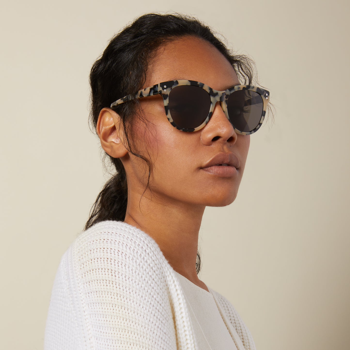 Wilshire_OversizedRoundSunglasses_Tortoise_Figure_FrontScale.jpg