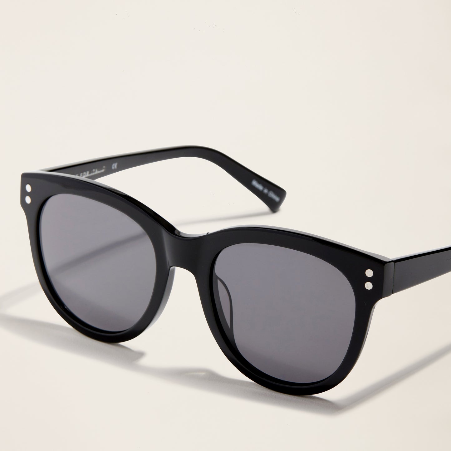 WilshireOversizedRoundSunglasses_Black_Womens_StillLife_1x1_0428.jpg
