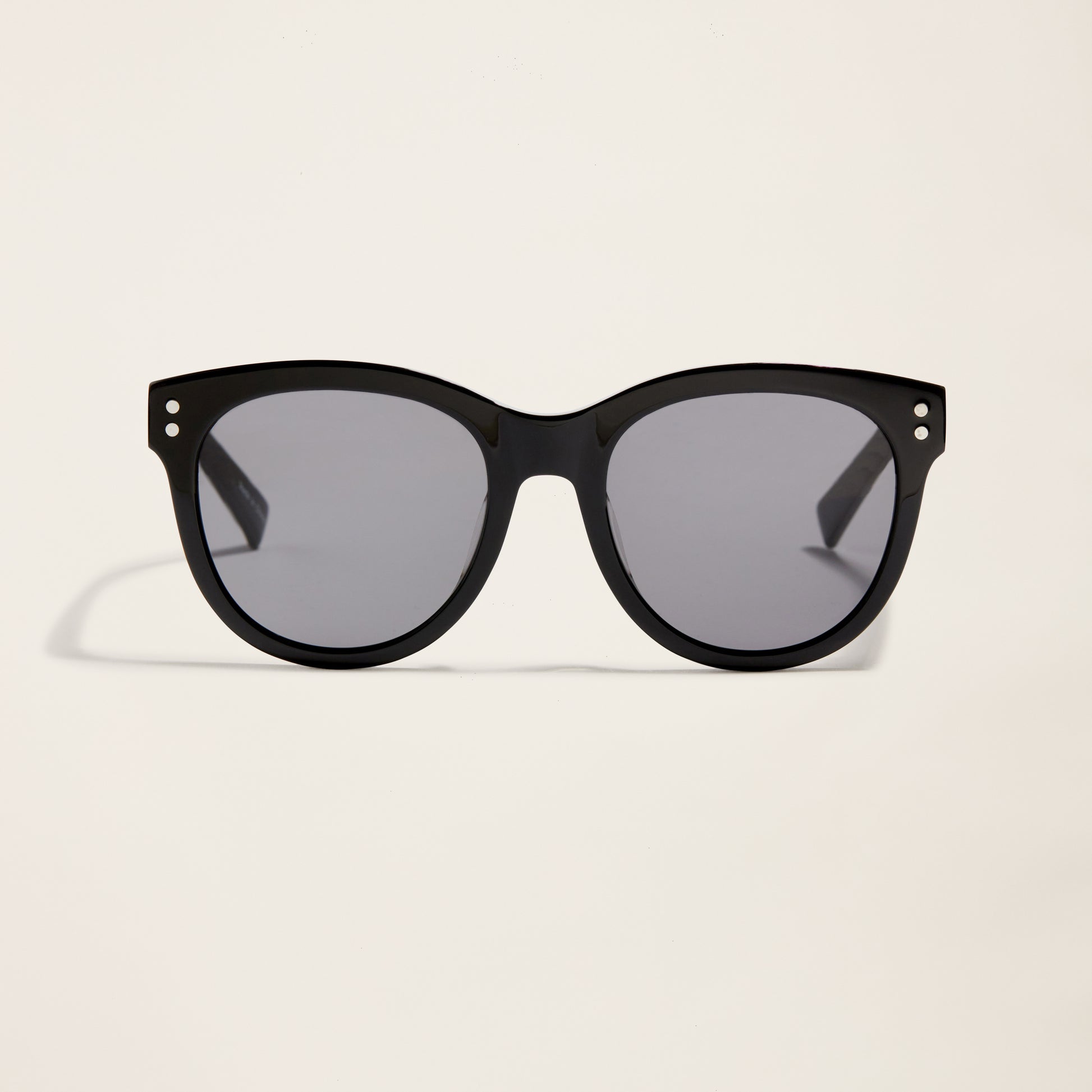WilshireOversizedRoundSunglasses_Black_Womens_StillLife_1x1_0339.jpg