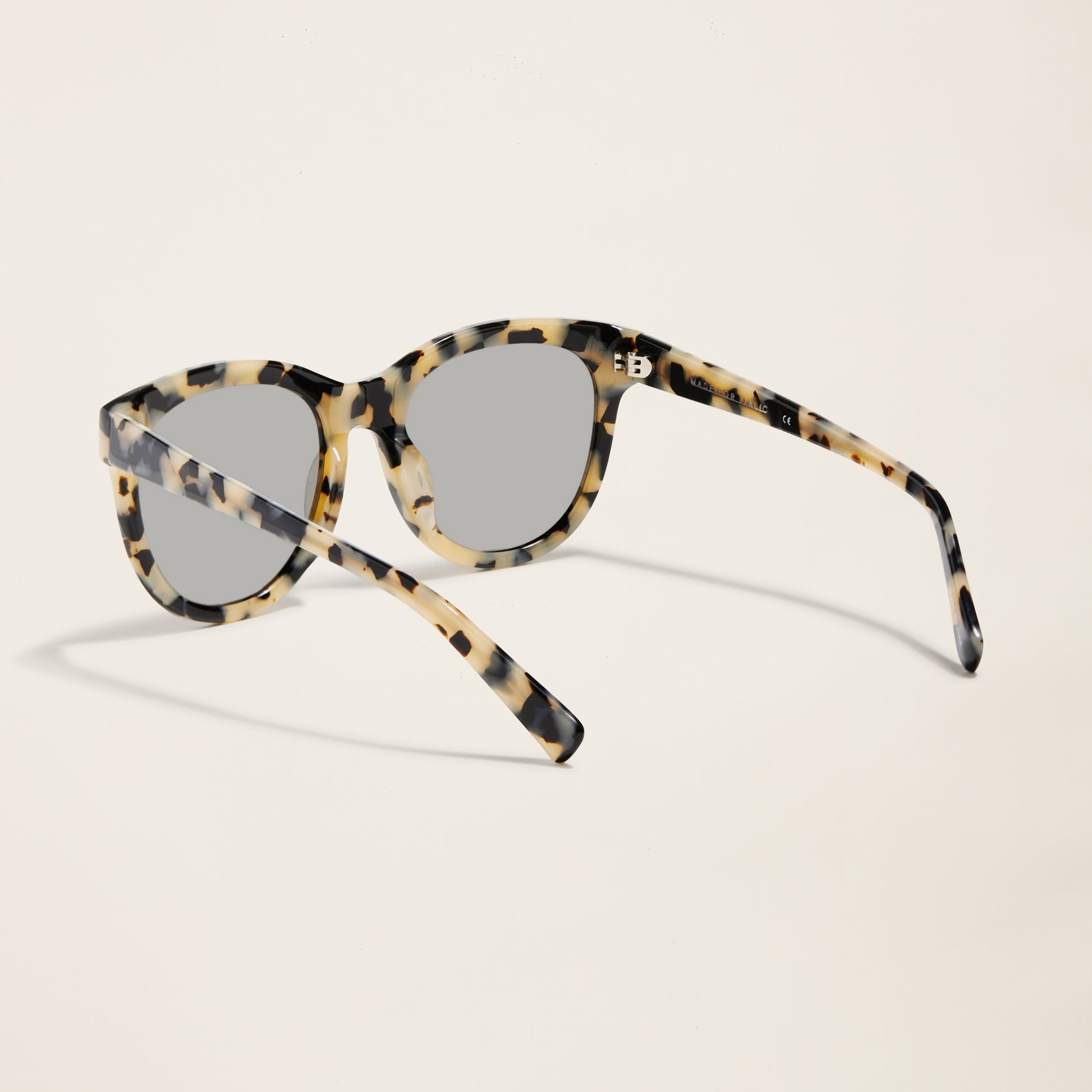 WilshireOversizedRoundSunglasses_HighContrastTortoise_Womens_StillLife_1x1_0353.jpg